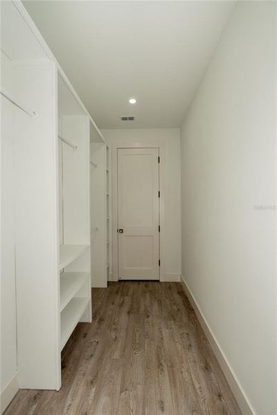 Spacious, unfurnished interior of a new home in , Tampa (Image 26).