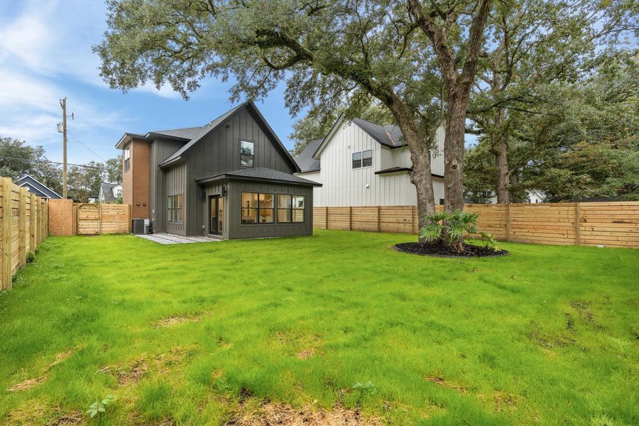 Exterior details and patio area of a home in , Charleston (Image 4).