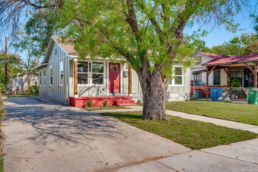 Exterior details and patio area of a home in , San Antonio (Image 21).