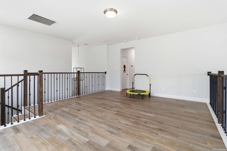 Spacious, unfurnished interior of a new home in Kinder Ranch, San Antonio (Image 14).