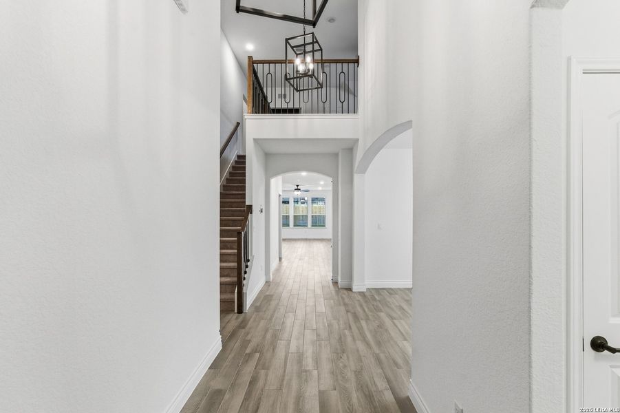Spacious, unfurnished interior of a new home in Davis Ranch, San Antonio (Image 19).
