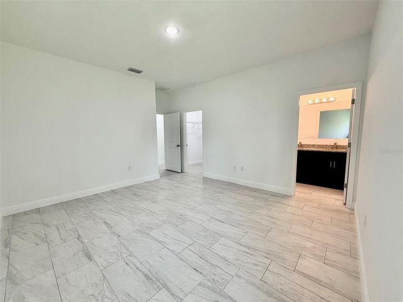 Spacious, unfurnished interior of a new home in , Citrus Springs (Image 16).