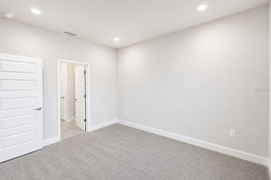 Spacious, unfurnished interior of a new home in Harmony Central, St. Cloud (Image 16).