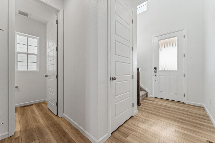Spacious, unfurnished interior of a new home in Sterling Ranch Ascent Village, Littleton (Image 21).