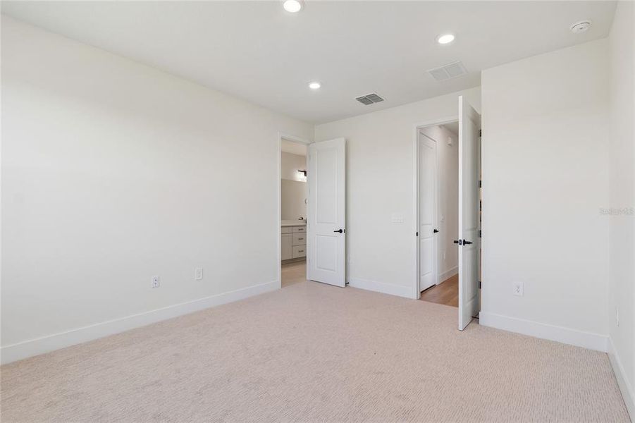 Spacious, unfurnished interior of a new home in Gracewater at Sarasota, Sarasota (Image 32).