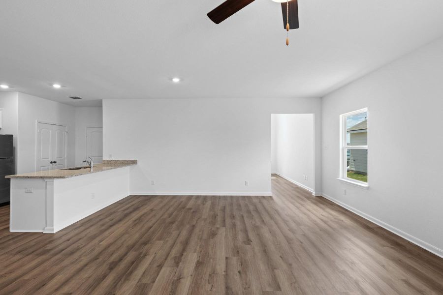 Spacious, unfurnished interior of a new home in , Maxwell (Image 9).