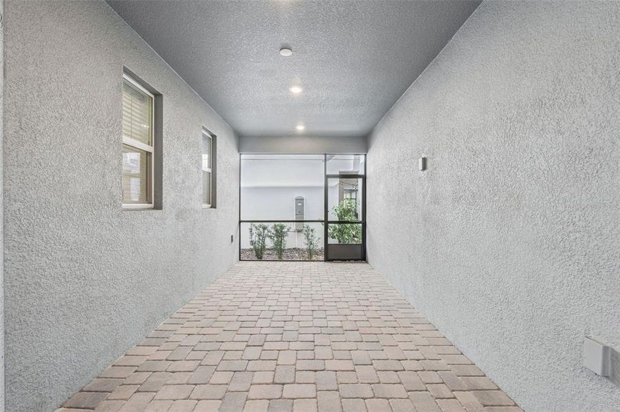 Exterior details and patio area of a home in , Winter Garden (Image 4).