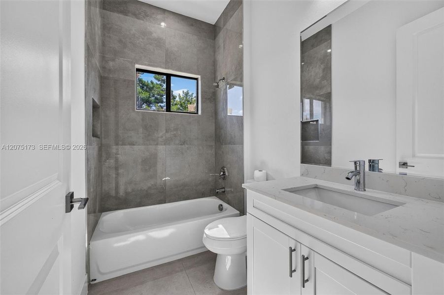 Furnished interior view inside a new home in , Cape Coral (Image 12).