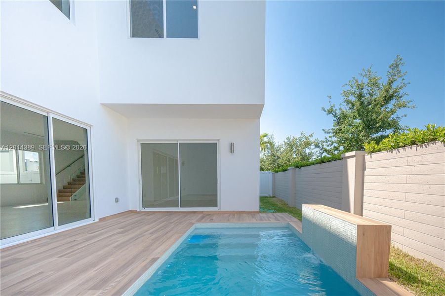 Exterior details and patio area of a home in , Doral (Image 32).