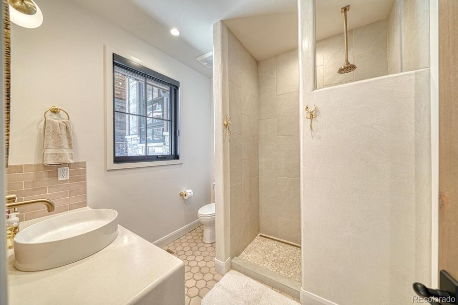 The en-suite bath features Tadelakt plaster vanity and exterior shower walls. The en-suite bath features Tadelakt plaster vanity and exterior shower walls.