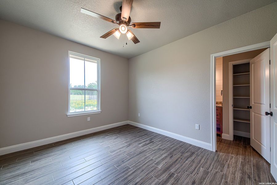 Spacious, unfurnished interior of a new home in , La Vernia (Image 16).