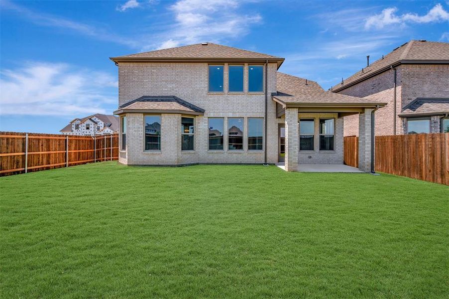Exterior details and patio area of a home in Chaparral Park, Oak Point (Image 4).
