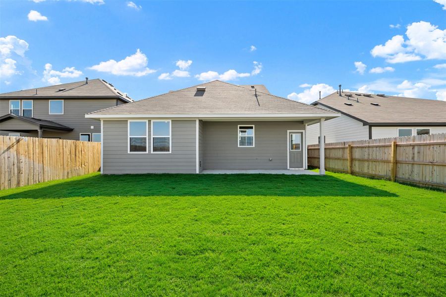 Exterior details and patio area of a home in Rolling Glen, Hutto (Image 3).