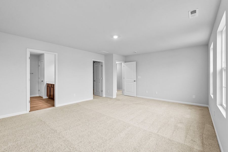 Spacious, unfurnished interior of a new home in Hanes Lake, Winston-Salem (Image 29).