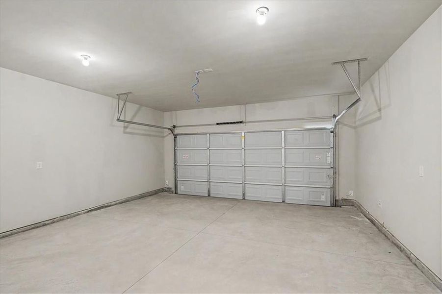 Spacious, unfurnished interior of a new home in Sawmill Creek, Mableton (Image 31).
