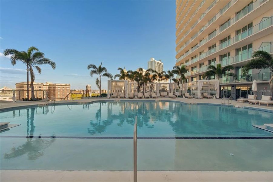 Condo located in St. Petersburg, FL showcasing its design and architecture (Image 32).