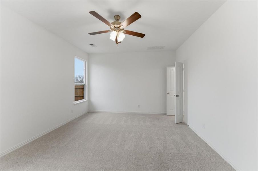 Spacious, unfurnished interior of a new home in Covenant Park, Springtown (Image 20).