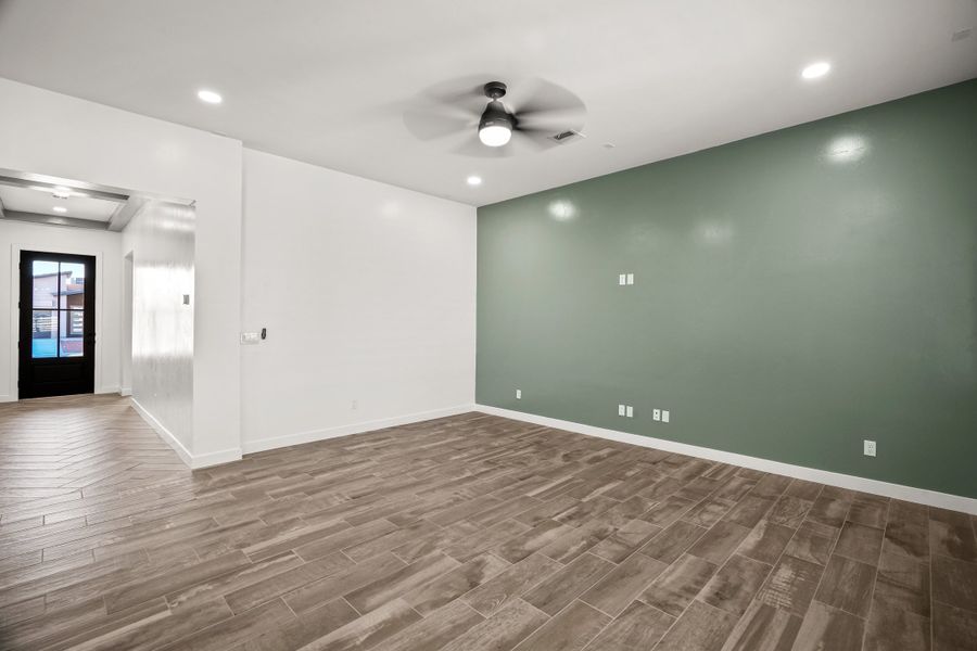 Spacious, unfurnished interior of a new home in Tierra Del Este 91, El Paso (Image 23). Spacious, unfurnished interior of a new home in Tierra Del Este 91, El Paso (Image 23).
