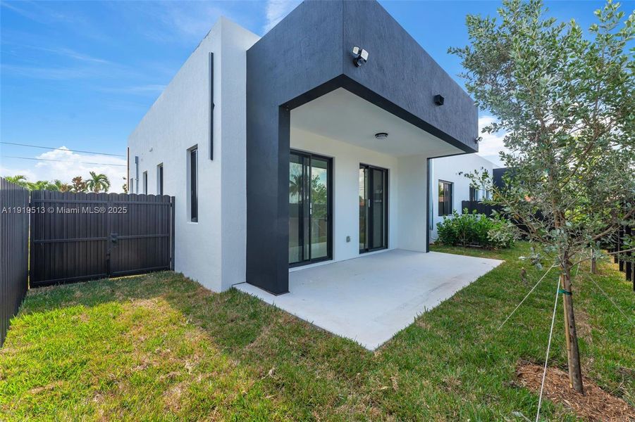 Exterior details and patio area of a home in , Miami (Image 17).