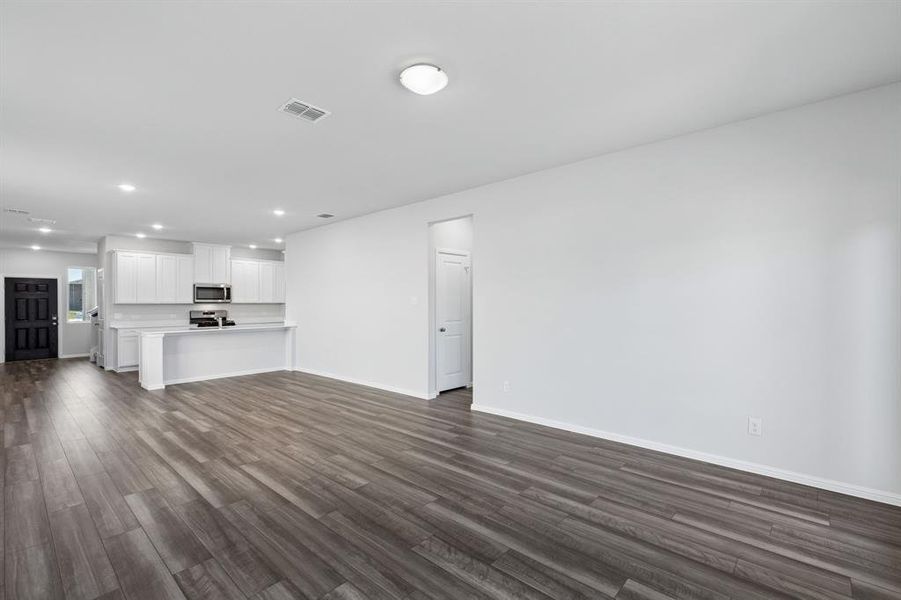 Spacious, unfurnished interior of a new home in Bellagio, Forney (Image 11).