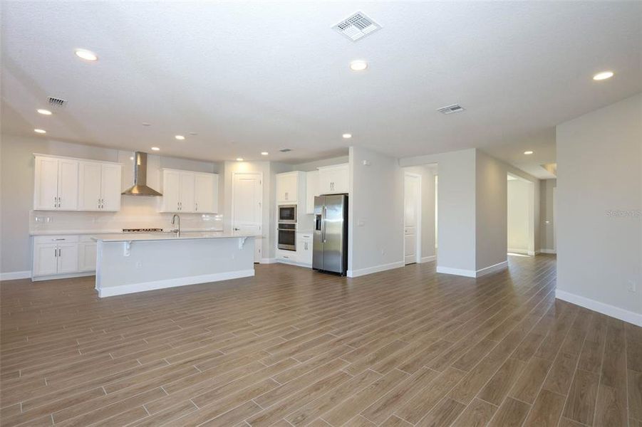 Spacious, unfurnished interior of a new home in Wolf Lake Ranch, Apopka (Image 41).
