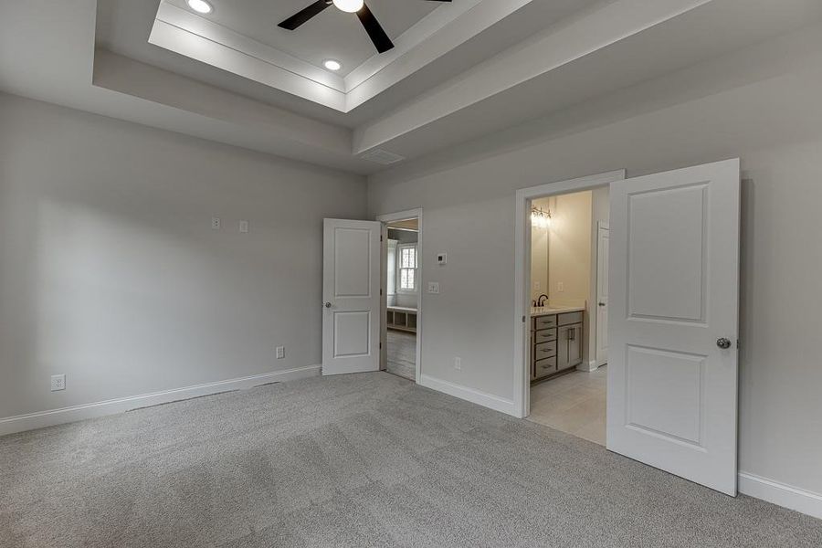 Spacious, unfurnished interior of a new home in , Bishop (Image 24).