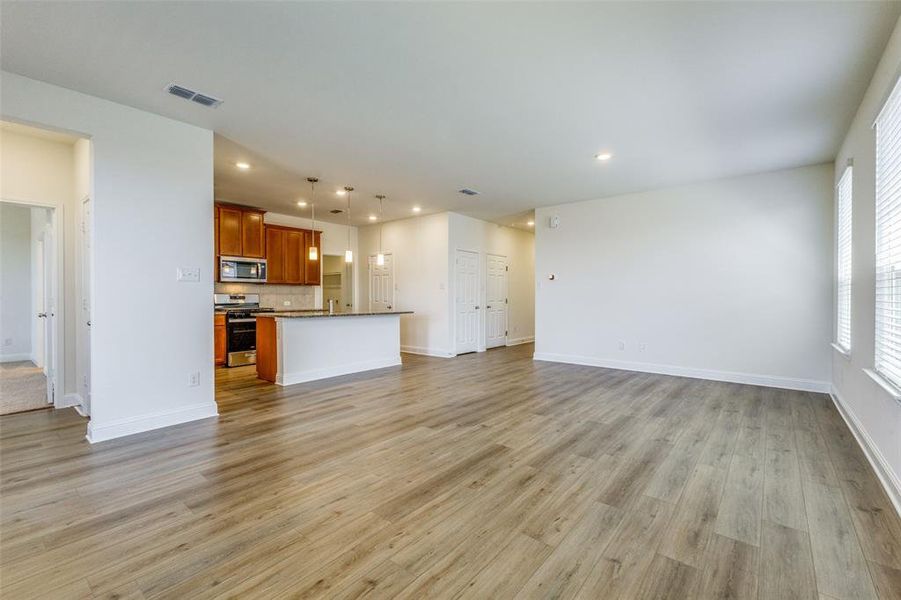 Spacious, unfurnished interior of a new home in Heartland, Heartland (Image 11).