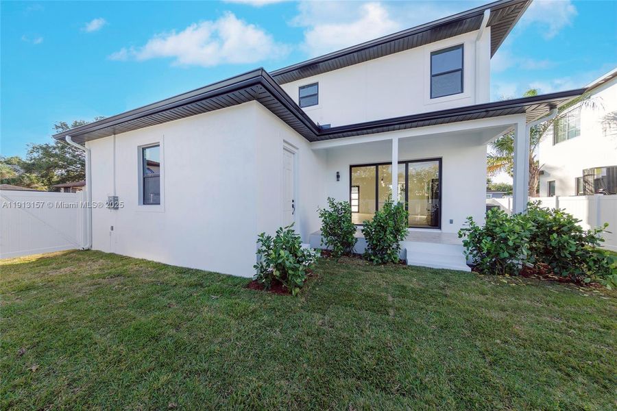 Exterior details and patio area of a home in , St. Petersburg (Image 4).