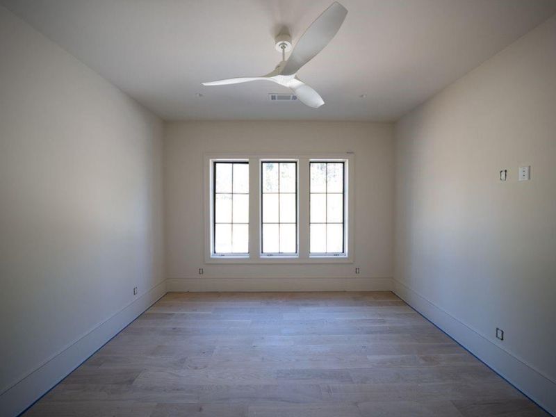 Spacious, unfurnished interior of a new home in Blue Heron Walk, Atlanta (Image 5).