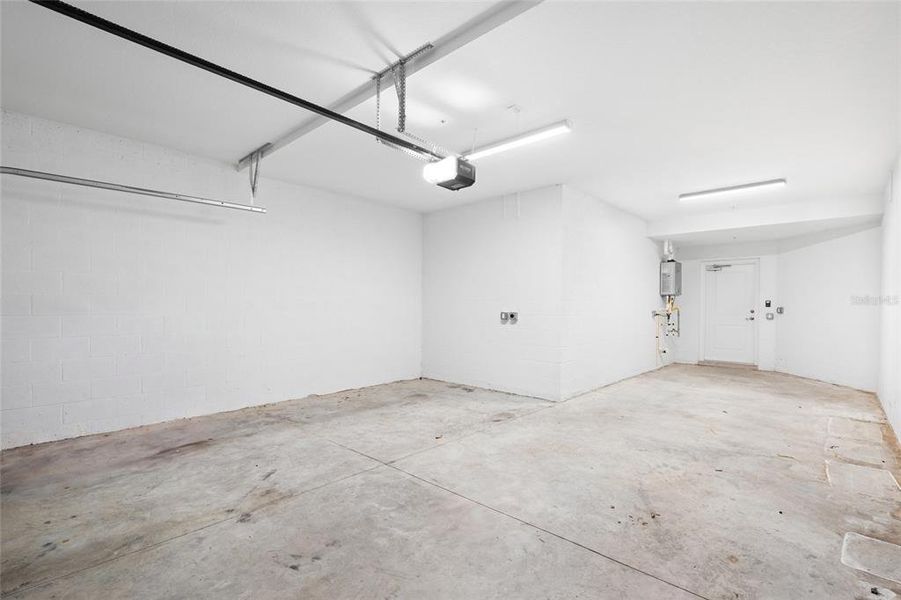 Spacious, unfurnished interior of a new home in , Punta Gorda (Image 39).
