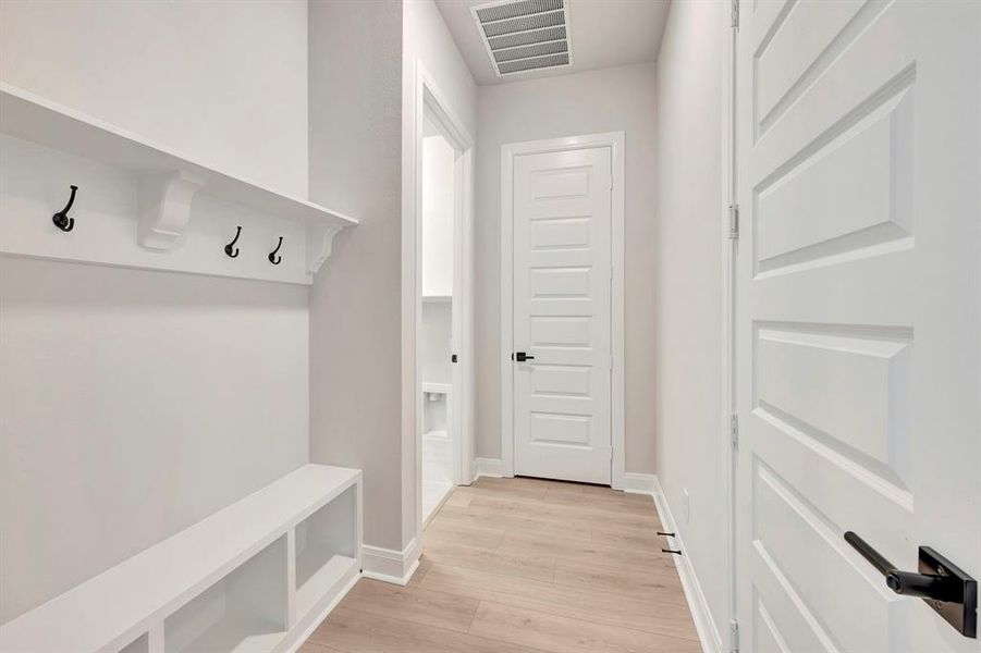 Spacious, unfurnished interior of a new home in Myrtle Creek, Waxahachie (Image 20).