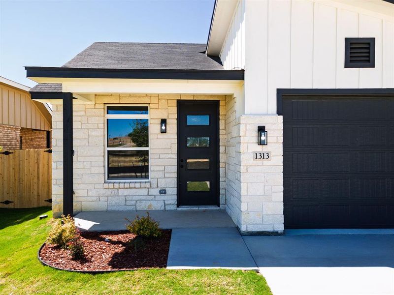 Exterior details and patio area of a home in , Killeen (Image 3).