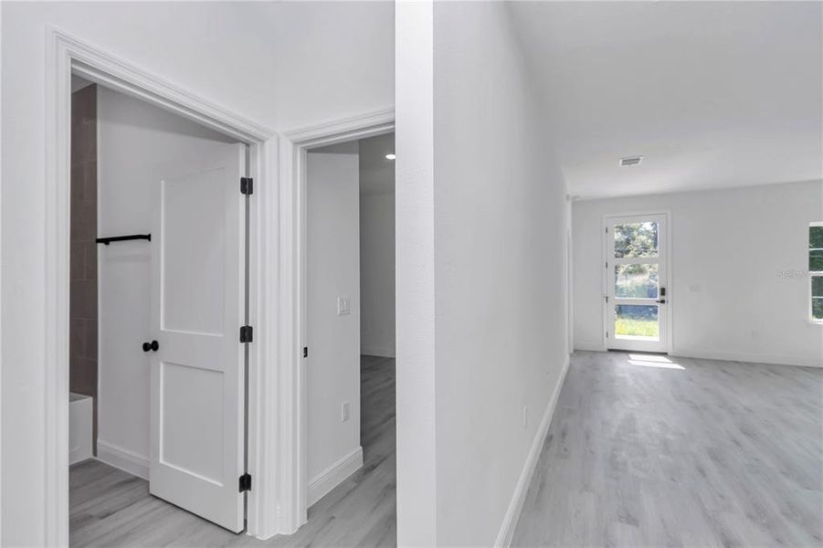 Spacious, unfurnished interior of a new home in , Citrus Springs (Image 14).