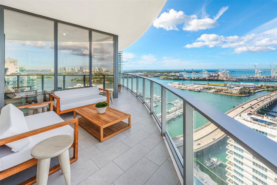 Condo located in Miami Beach, FL showcasing its design and architecture (Image 31).