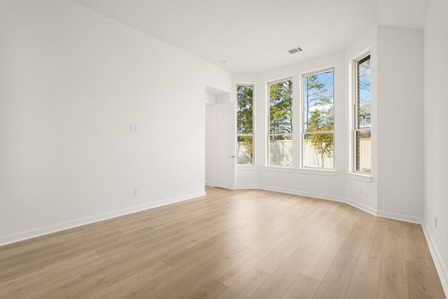 Spacious, unfurnished interior of a new home in Kresston: 55ft. lots, Magnolia (Image 19).