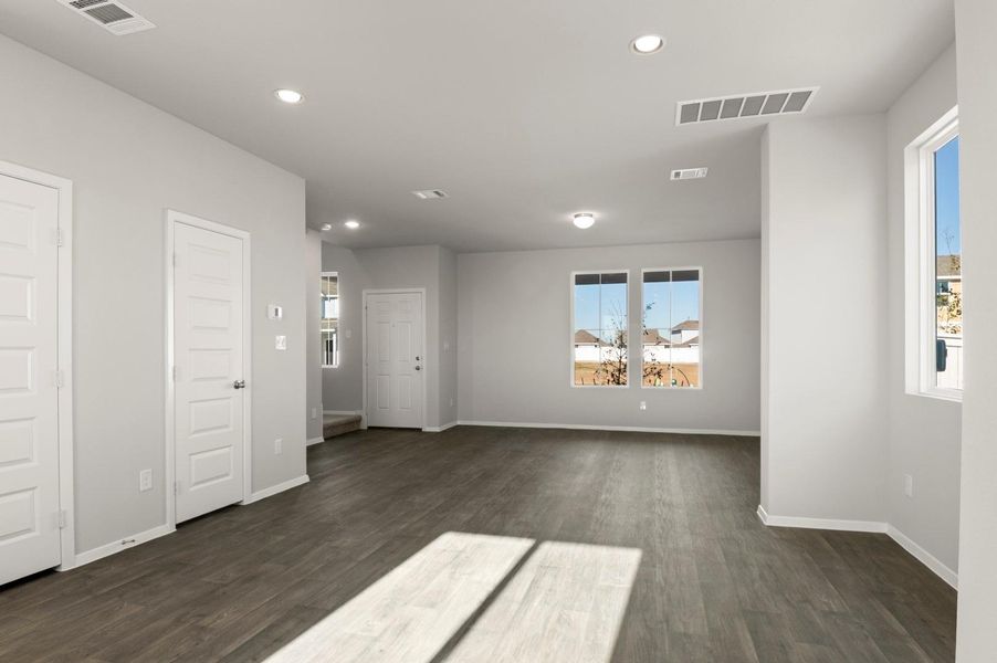 Spacious, unfurnished interior of a new home in Harvest Ridge, Elgin (Image 19).