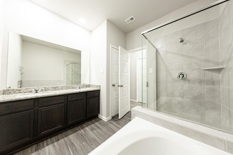 Furnished interior view inside a new home in Mackenzie Creek, Conroe (Image 7).