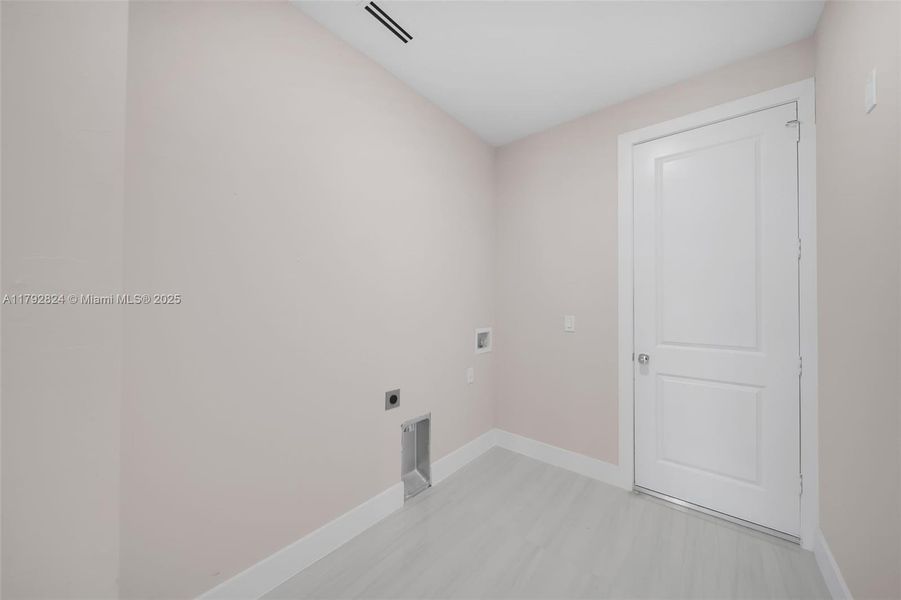 Spacious, unfurnished interior of a new home in , Cape Coral (Image 20). Spacious, unfurnished interior of a new home in , Cape Coral (Image 20).