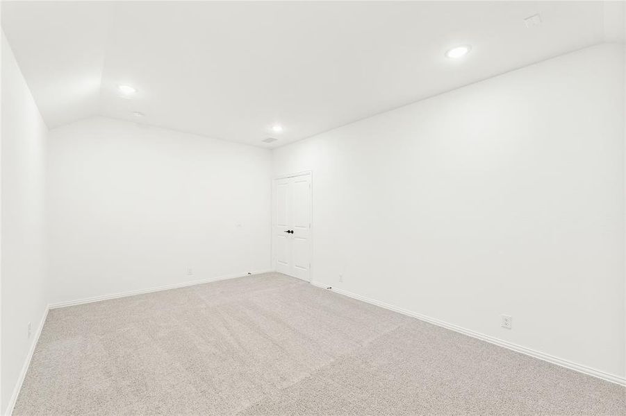 Spacious, unfurnished interior of a new home in Chaparral Park, Oak Point (Image 37).