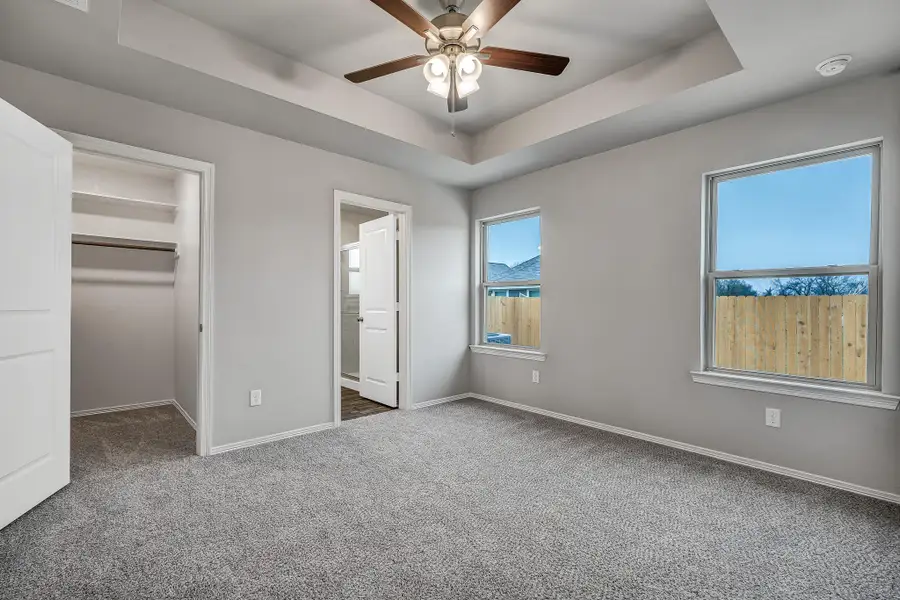 **Photos are sample photos of similar plan. Colors and features might vary** **Photos are sample photos of similar plan. Colors and features might vary**