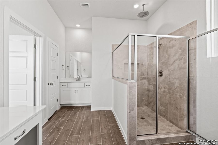 Furnished interior view inside a new home in Village at Three Oaks, Seguin (Image 10). Furnished interior view inside a new home in Village at Three Oaks, Seguin (Image 10).