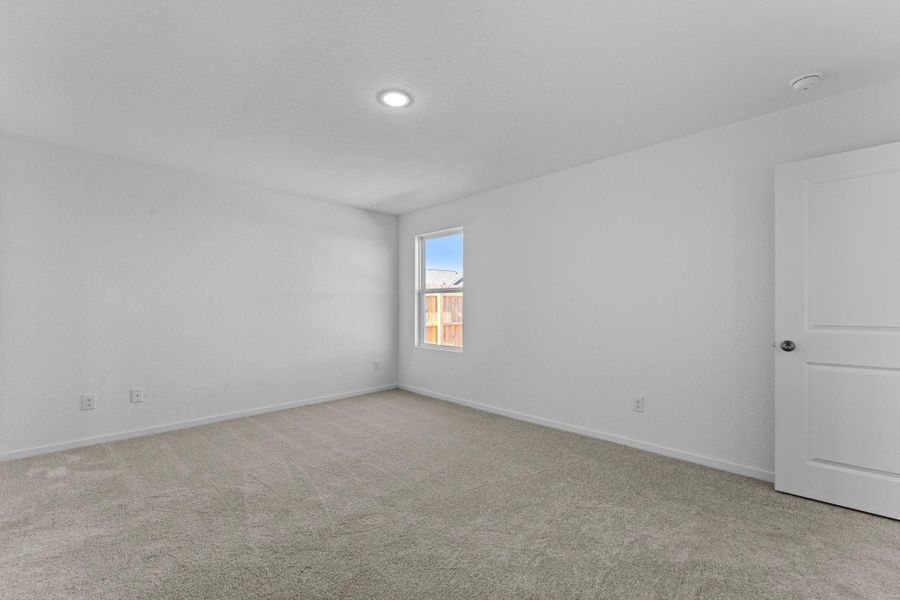Spacious, unfurnished interior of a new home in Friendship Oaks, Fredericksburg (Image 25).