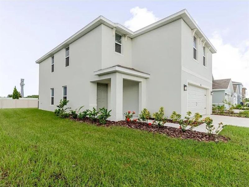Exterior details and patio area of a home in Silverstone North, Palmetto (Image 3).