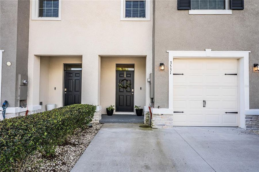 Exterior details and patio area of a home in , Plant City (Image 3).