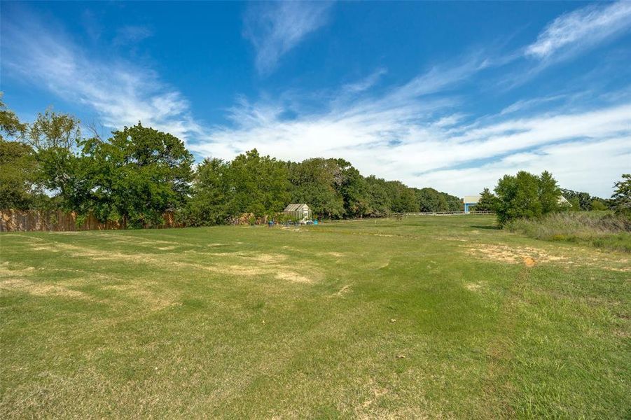 View of yard with an outdoor structure