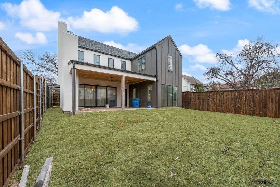 Exterior details and patio area of a home in , Dallas (Image 4).