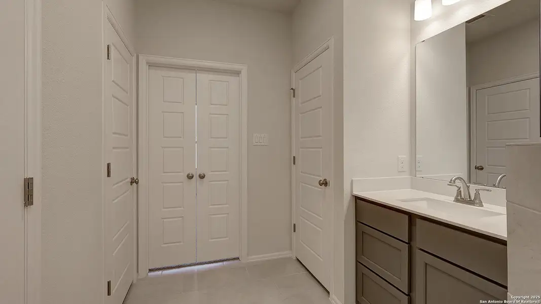 Furnished interior view inside a new home in Veranda 40', San Antonio (Image 9).