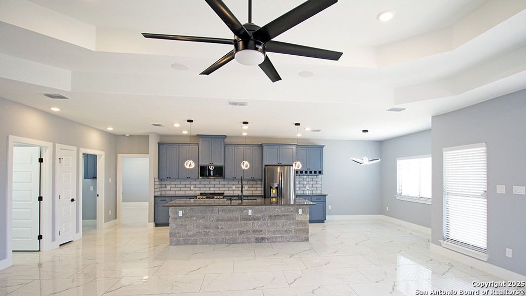 Spacious, unfurnished interior of a new home in , La Vernia (Image 25).