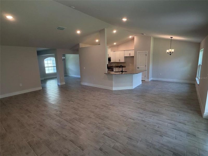 Spacious, unfurnished interior of a new home in Port Charlotte, Port Charlotte (Image 12).