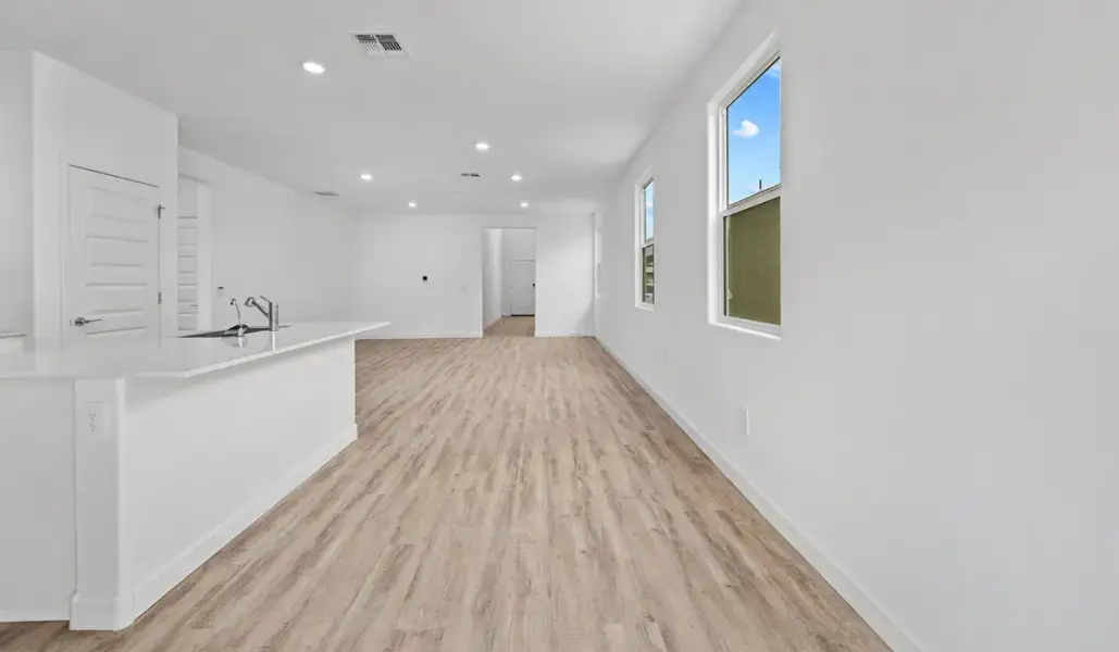 Spacious, unfurnished interior of a new home in Redford Estates, Tucson (Image 14).